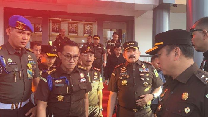 KUNKER JAKSA AGUNG - Jaksa Agung RI, ST Burhanuddin, saat meninggalkan kantor Kejati Kaltim, usai melakukan kunjungan kerja selama 2 hari di wilayah hukum Kalimantan Timur. Kamis, (22/1/2026) sore. (TribunKaltim.co/ Gregorius Agung Salmon)