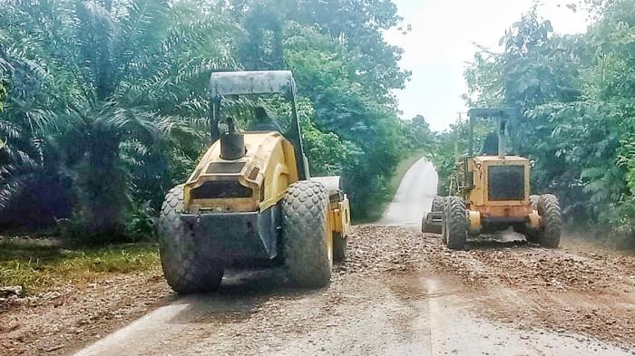 DIKERJAKAN - Proyek perbaikan jalan nasional pada ruas Muara Muntai–Nayan–Blusuh Kabupaten Kutai Barat (Kubar) yang kini tengah dikerjakan Pelaksana Proyek dari PT Trimurti Perkasa. (HO/PT Trimurti Perkasa)