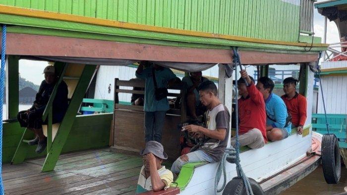 KAPAL SUNGAI MOGOK - Para awak kapal Sungai Mahakam hanya duduk-duduk setelah kapal angkutan Sungai Mahakam mogok lantaran tidak mendapatkan BBM subsidi sejak Sabtu (24/1/2026). Kapal Sungai Mahakam berhenti beroperasi karena tidak mendapatkan BBM subsidi. Polemik kewenangan rekomendasi BBM subsidi, BPH Migas atau Pelra. (TribunKaltim.co/Gregorius Agung Salmon)
