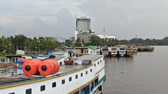 KAPAL SUNGAI MOGOK - Ketidakpastian pasokan BBM bersubsidi untuk transportasi sungai di Kalimantan Timur masih berlanjut. Hingga Senin (2/2/2026), puluhan kapal pengangkut barang dan penumpang yang melayani rute Samarinda-Kutau Kartanegara-Kutai Barat-Mahakam Ulu masih belum dapat kembali beroperasi. (Pandawa Borniat/kompas.com)