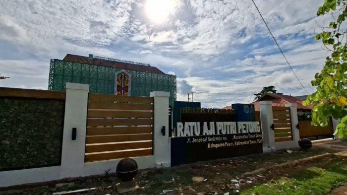 PERPUSTAKAAN DAERAH - Gedung baru Perpustakaan Ratu Aji Putri Petong yang berlokasi di Jalan Jenderal Sudirman, Kecamatan Tanah Grogot, Kabupaten Paser, Kalimantan Timur, Senin (2/2/2026). Fasilitas gedung Perpustakaan masih perlu dilengkapi. (TRIBUNKALTIM.CO/SYAIFULLAH IBRAHIM).