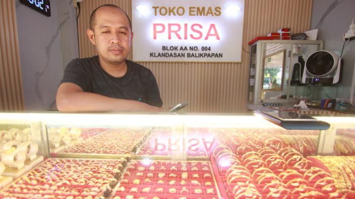 HARGA EMAS MELONJAK - Kenaikan harga emas yang terjadi dalam beberapa waktu terakhir berdampak langsung pada aktivitas jual beli di sejumlah toko emas di Balikpapan. Salah satunya dirasakan Toko Emas Prisia yang berlokasi di Blok AA Nomor 4, Klandasan, Balikpapan Kota. (TRIBUNKALTIM.CO/DWI ARDIANTO‎)