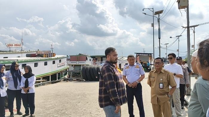 BELUM ADA KEPASTIAN - Nampak pihak Humas BPH Migas dan Ketua Orgamu, Husaini Anwar (bertopi) beserta Dishub Samarinda serta unsur terkait t3ngah mendiskusikan terkait penyaluran BBM solar bersubsidi. Sebanyak 23 kapal trayek Kota Samarinda hingga Long Bagun Kabupaten Mahakam Ulu (Mahulu) belum ada kejelasan kapan beroperasi hingga Senin (9/2/2026). (TRIBUNKALTIM.CO/MOHAMMAD FAIROUSSANIY)