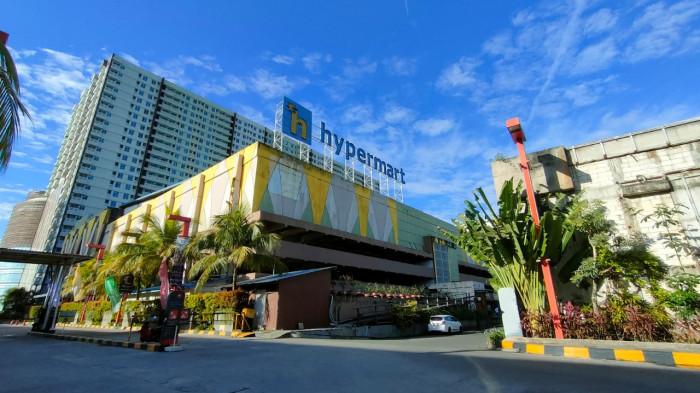 SHOPPING BALIKPAPAN - Penampakan gedung megah pusat perbelanjaan Balikpapan Trade Centre atau BTC, bersampingan dengan Plaza Balikpapan, Jalan Jenderal Sudirman, Klandasan, Kota Balikpapan, Kalimantan Timur pada 10 Desember 2025 pagi. 