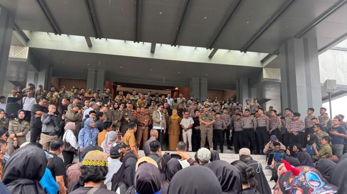 PERMINTAAN MAAF - Walikota Andi Harun turun langsung menemui pedagang Pasar Pagi Samarinda yang menggelar aksi demonstrasi di depan Balai Kota Samarinda, Selasa (10/2/2026) pagi. Di hadapan para pendemo, Andi Harun menyampaikan permintaan maaf sekaligus menegaskan komitmen pembenahan tata kelola pasar secara transparan.(TRIBUNKALTIM.CO/GREGORIUS AGUNG SALMON)