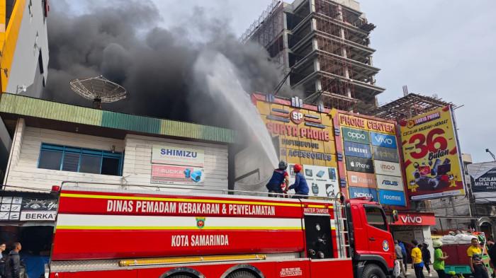 KEBAKARAN RUKO - Salah satu rumah toko (ruko) yang menjual ponsel, Surya Phone di Jalan KH. Abul Hasan, Kelurahan Pasar Pagi, Kecamatan Samarinda Kota, Kota Samarinda, Kalimantan Timur (Kaltim) terbakar, Rabu (11/2/2026) pukul 16.05 Wita. (TRIBUNKALTIM.CO/GREGORIUS AGUNG SALMON)