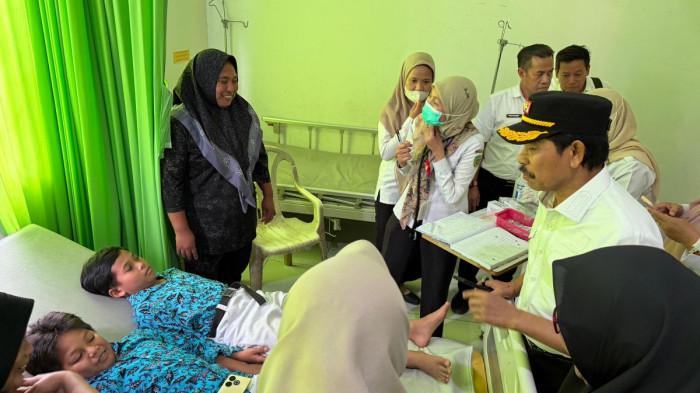 CEK KONDISI SISWA - Wakil Bupati PPU Abdul Waris Muin langsung mengecek kondisi puluhan siswa SD dan SMA di Kecamatan Waru yang dilarikan ke Puskesmas setelah menyantap menu MBG dari SPPG Waru, Rabu (11/2/2026). Beberapa siswa terlihat lemas dan mendapatkan perawatan medis di Puskesmas Waru, termasuk pemasangan selang oksigen dan infus. (TRIBUNKALTIM.CO/NITA RAHAYU)