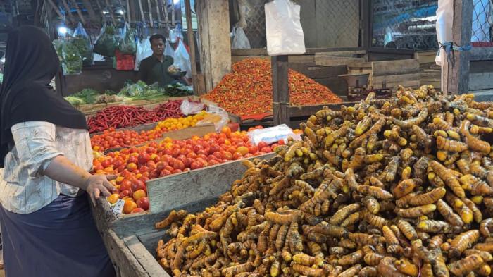 HARGA MERANGKAK NAIK - Menjelang bulan suci Ramadan 1447 Hijriah, masyarakat Kota Samarinda bisa sedikit bernapas lega. Berdasarkan pantauan langsung Tribunkaltim.co di Pasar Segiri, harga sejumlah bahan pokok (bapok) dilaporkan masih relatif stabil dan terkendali, meski mulai merangkak naik dalam batas yang wajar. (TRIBUNKALTIM.CO/GREGORIUS AGUNG SALMON)