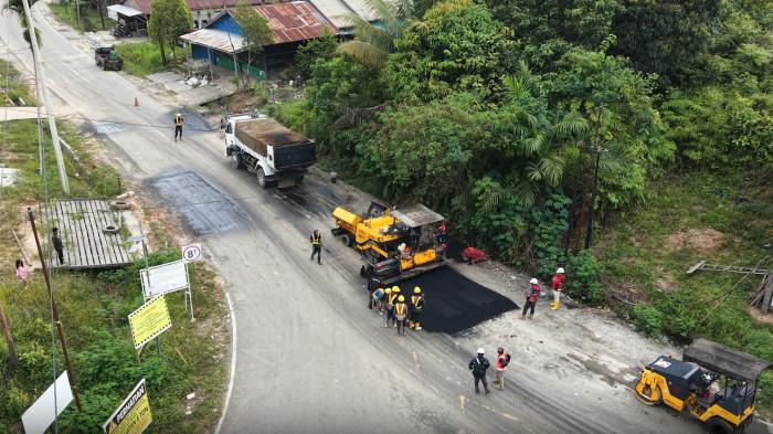 PERBAIKAN JALAN KUBAR - Ilustrasi pembangunan ruas jalan Muara Lawa menuju Bentian Besar di Kabupaten Kutai Barat terus dikebut. Hingga saat ini, progres pengerjaan telah mencapai 8,95 persen.