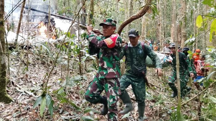 EVAKUASI - Pilot pesawat PT Pelita Air Service yang jatuh di wilayah pegunungan Krayan, Kabupaten Nunukan, Provinsi Kalimantan Timur berhasil dievakuasi personil TNI dari Kodam VI Mulawarman, Kamis (19/2). Medan yang sulit dan kondisi geografis menjadi tantangan tersendiri bagi personil. (HO/Pendam VI Mulawarman)