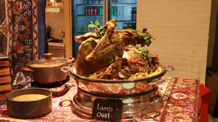 Mengusung konsep all you can eat dengan lebih dari 300 pilihan menu, paket buka puasa dibanderol Rp278.000
per orang. Sajian yang ditawarkan meliputi aneka takjil, hidangan khas Timur Tengah, Chinese food, Japanese
cuisine, hingga kuliner Nusantara seperti sate Padang, serta pilihan dessert modern.
