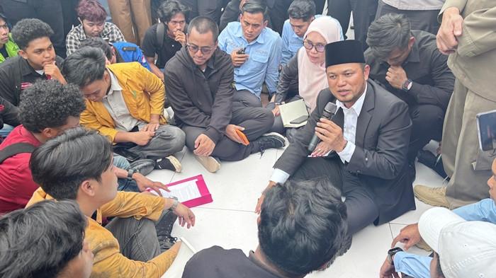 PROGRAM GRATISPOL - Gubernur Kalimantan Timur, Rudy Mas'ud saat duduk bersama dengan mahasiswa di halaman kantor Gubernur Kaltim. Senin (23/2/2026). Rudy Masud beber alasan kenapa beasiswa Gratispol tak sepenuhnya gratis