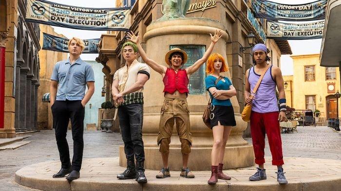 SERIAL ONE PIECE -  Sejumlah aktor pemeran One Piece saat berpose dalam sesi foto bersama. Jadwal tayang One Piece Season 2, daftar pemeran, sinopsis, dan cara nontonnya