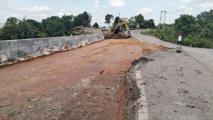 BBPJN Kalimantan Timur bersama PT KPC memastikan penanganan longsoran kritis di ruas jalan nasional angata – Sp. Perdau. Kolaborasi ini menjadi bukti nyata sinergi antara pemerintah dan pelaku usaha dalam menjaga konektivitas vital di wilayah Kutai Timur.