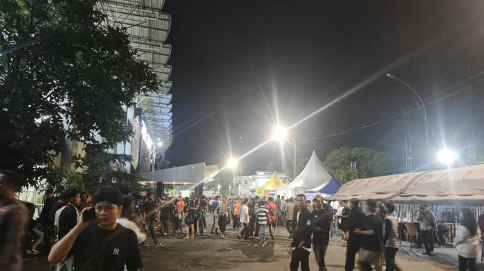 BIRUKAN SEGIRI -  Suasana di luar Stadion Segiri Samarinda menjelang laga big match antara Borneo FC Samarinda melawan Persib Bandung, Minggu (15/3/2026) malam. Komunitas Viking Borneo Samarinda dari berbagai daerah di Kaltim berkumpul untuk memberikan dukungan langsung bagi skuad Maung Bandung. (TRIBUNKALTIM.CO/MUHAMMAD FARIKHIN)