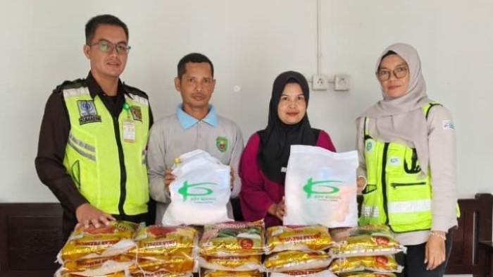KPP MINING Jobsite INDE menyalurkan bantuan sosial berupa 200 paket sembako kepada masyarakat yang membutuhkan di wilayah sekitar operasional perusahaan.