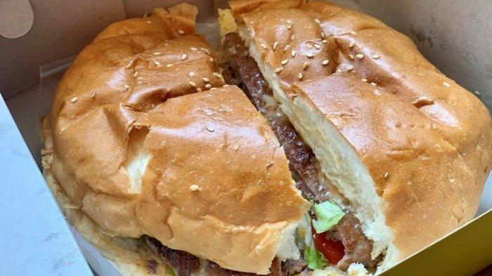 Lihat Foto Tampilan burger jumbo Gallagher Aldi's Burger milik Aldi Taher, Rabu (11/3/2026).(Kompas.com/Krisda Tiofani)