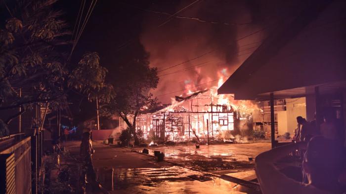 PADAMKAN API - Suasana di Jalan Sutra Kembang, Gang HM Senang RT 17, Kelurahan Baqa, Kecamatan Samarinda Seberang, Kota Samarinda, Minggu (22/3/2026) dini hari, sejumlah petugas Disdamkarmat bersama relawan masih berupaya memadamkan api.(TRIBUNKALTIM.CO/ MOHAMMAD FAIROUSSANIY)