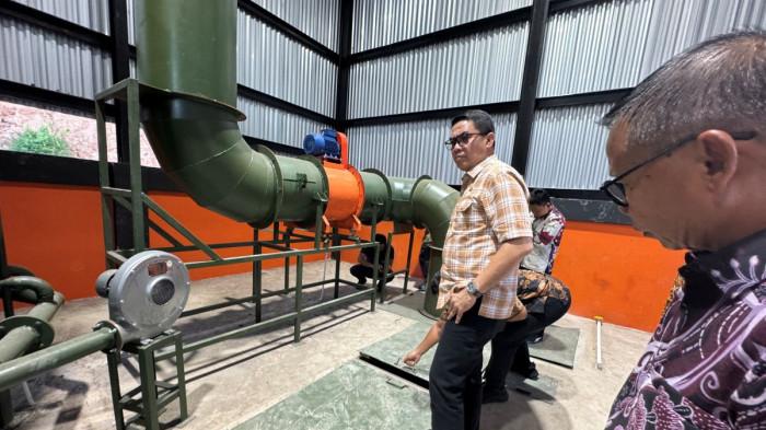DILENGKAPI SISTEM KEAMANAN - Walikota Samarinda, Andi Harun, saat berada di proyek insinerator Kelurahan Baqa, Samarinda Seberang, sebagai bagian dari kesiapan operasional pengolahan sampah terpadu yang ditargetkan mulai berjalan pada 2026. Jelang beroperasi, insinerator sampah di Samarinda akan segera dilengkapi sistem keamanan, termasuk APAR dan perangkat keselamatan lainnya. (TRIBUNKALTIM.CO/SINTYA ALFATIKA SARI)