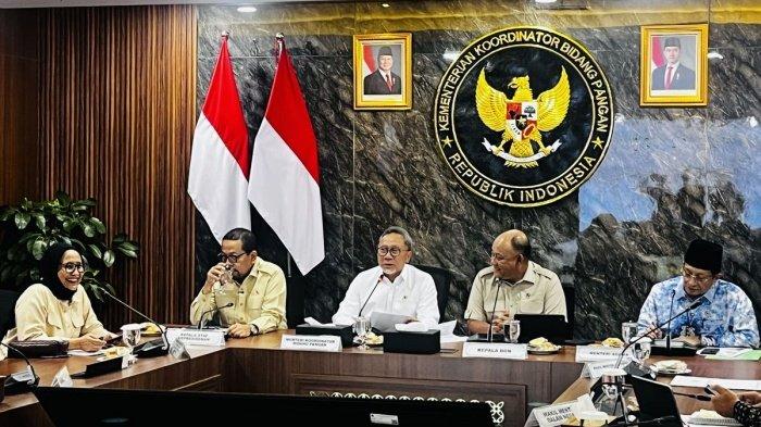 MBG - Menteri Koordinator Bidang Pangan Zulkifli Hasan (Zulhas) (tengah) dan Kepala Badan Gizi Nasional (BGN) Dadan HIndayana dalam rapat koordinasi di kantornya, Jakarta, Kamis (2/4/2026).(KOMPAS.com/Syakirun Ni'am)