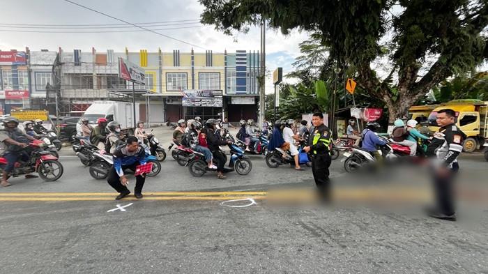 KECELAKAAN DI BALIKPAPAN - Polisi lakukan olah TKP setelah terjadi kecelakaan lalu lintas di kawasan KM 7 Kota Balikpapan, Provinsi Kalimantan Timur Senin (6/4/2026) pagi. (TRIBUNKALTIM.CO/DWIARDIANTO)
