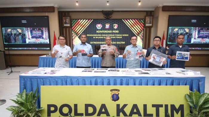 PENYALAGUNAAN BBM SUBSIDI - Jumpa Pers, Selasa (7/4/2026). Direktorat Reserse Kriminal Khusus (Ditreskrimsus) Polda Kalimantan Timur mengungkap 11 kasus tindak pidana penyalahgunaan bahan bakar minyak (BBM) subsidi di wilayah Kaltim. (TRIBUNKALTIM.CO/DWI ARDIANTO)