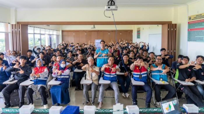 Kebersamaan PLN UIP3B Kalimantan bersama mahasiswa UNISKA Banjarmasin dalam sosialisasi K2 dan K3 mencerminkan semangat kolaborasi dalam membangun budaya keselamatan di lingkungan kampus dan dunia kerja.