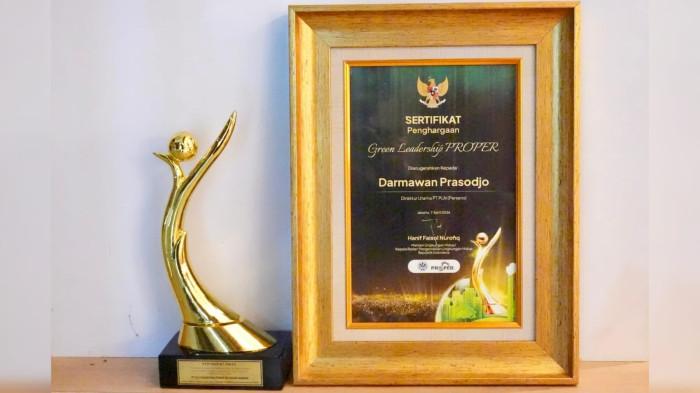 Selain penghargaan Green Leadership PROPER yang diraih Direktur Utama PLN, Darmawan Prasodjo, PLN juga menerima 11 PROPER Emas atas komitmennya dalam menjalankan praktik pengelolaan lingkungan yang berkelanjutan.