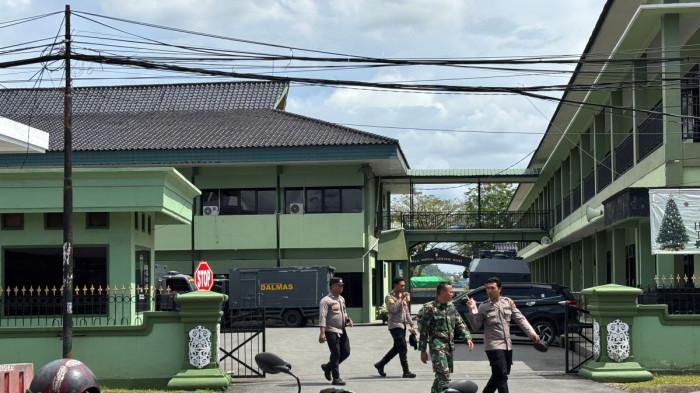 DEMO DI KOREM - Markas Korem 091/Aji Surya Natakesuma (ASN) di Jalan Gajah Mada, Kelurahan Bugis, Samarinda, dijaga ketat ratusan personel kepolisian jelang rencana aksi solidaritas untuk aktivis KontraS, Andrie Yunus, Rabu (8/4/2026). (TRIBUNKALTIM.CO/GREGORIUS AGUNG SALMON)