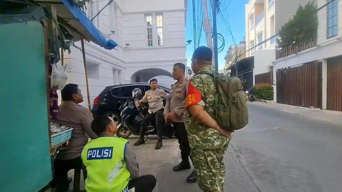 MOTOR LISTRIK MBG — Sejumlah polisi berjaga di depan kantor PT Yasa Artha Trimanunggal, Grogol Petamburan, Jakarta Barat, Jumat (10/4/2026). Perusahaan pemenang pengadaan motor listrik Badan Gizi Nasional (BGN) ini terpantau tertutup rapat dengan aktivitas yang sangat minim.