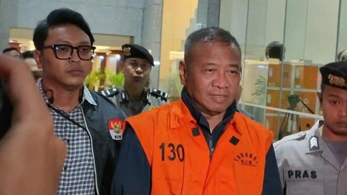 DITAHAN KPK - KPK menahan Bupati Tulungagung, Gatut Sunu Wibowo, beserta ajudannya, Dwi Yoga Ambal, pada Sabtu (12/4/2026) dini hari. Saat ditanya oleh awak media mengenai kasus yang menjeratnya, Gatut hanya memberikan satu pernyataan singkat.