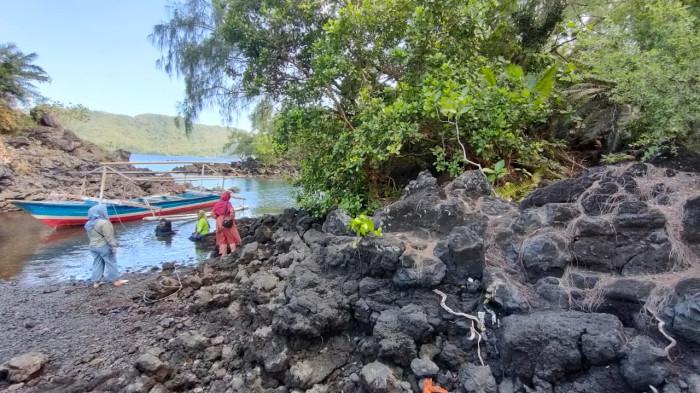 WISATA PANTAI KORAL - Suasana wisata alam Pantai Koral Batu Angus di Kota Bitung, Provinsi Sulawesi Utara pada 23 Maret 2026 pagi. Wisata bahari ini tawarkan alam yang spesial, karena suguhkan pesisir bebatuan koral. Jarang sekali menemukan karakteristik pantai yang pesisirnya dihampari karpet batu-batuan keras, kerikil berukuran kelereng hingga sayur tomat. (TRIBUNKALTIM.CO/BUDI SUSILO) 