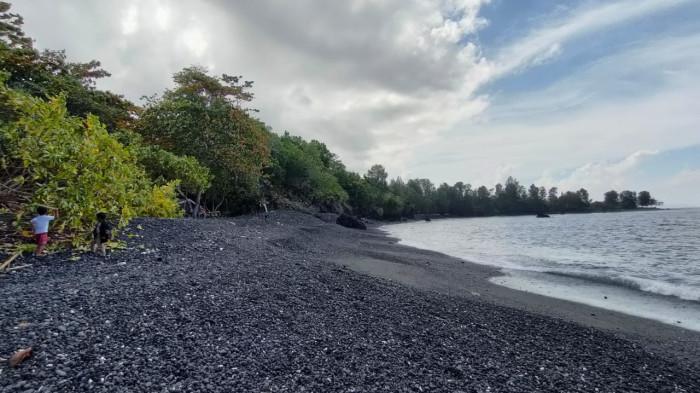 WISATA PANTAI KORAL - Suasana wisata alam Pantai Koral Batu Angus di Kota Bitung, Provinsi Sulawesi Utara pada 23 Maret 2026 pagi. Wisata bahari ini tawarkan alam yang spesial, karena suguhkan pesisir bebatuan koral. Jarang sekali menemukan karakteristik pantai yang pesisirnya dihampari karpet batu-batuan keras, kerikil berukuran kelereng hingga sayur tomat. (TRIBUNKALTIM.CO/BUDI SUSILO) 