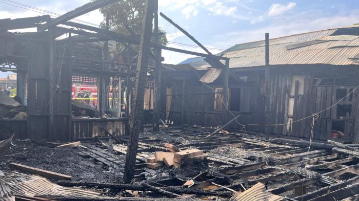 KEBAKARAN-  Kondisi pasca kebakaran di Desa Sepaso, Kecamatan Bengalon, Kutim, Sabtu (18/4/2026).Insiden memilukan menimpa warga Jalan M. Yusuf RT 004, Desa Sepaso, Kecamatan Bengalon, Kutai Timur. (HO/POLSEK BENGALON)