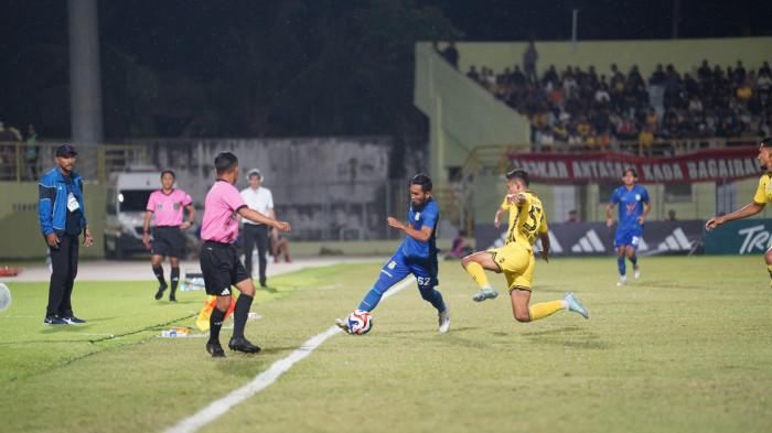 GAGAL LAGI- Persiba Balikpapan kembali gagal untuk meraih misi kemenangan mereka di kandang Barito Putera, Sabtu (18/4). Drama injury time kubur mimpi beruang madu keluar dari jeratan play off degradasi. (HO/MO PERSIBA BALIKPAPAN)