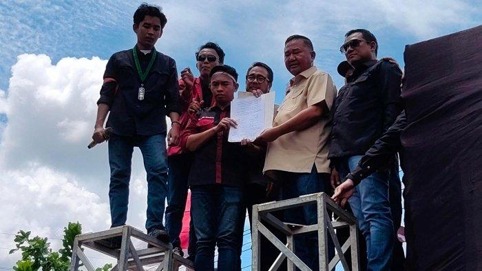 HAK ANGKET - Wakil Ketua DPRD Kaltim, Ekti Imanuel dan sejumlah anggota DPRD Kaltim lainnya saat menemui massa aksi 21 April, Selasa (21/4/2026). Ketua DPRD Kaltim, Hasanuddin Masud tak ada saat 7 fraksi sepakati hak angket. Wakil Ketua DPRD, Ekti Imanuel: Keputusan tetap berjalan sah dan solid