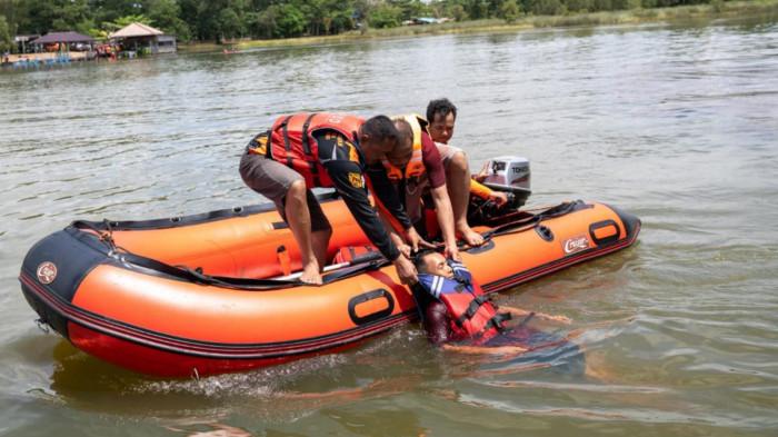 Simulasi penyelamatan korban air dilakukan oleh relawan Masyarakat Peduli Bencana dalam pelatihan water rescue yang didukung PLN UIP3B Kalimantan.