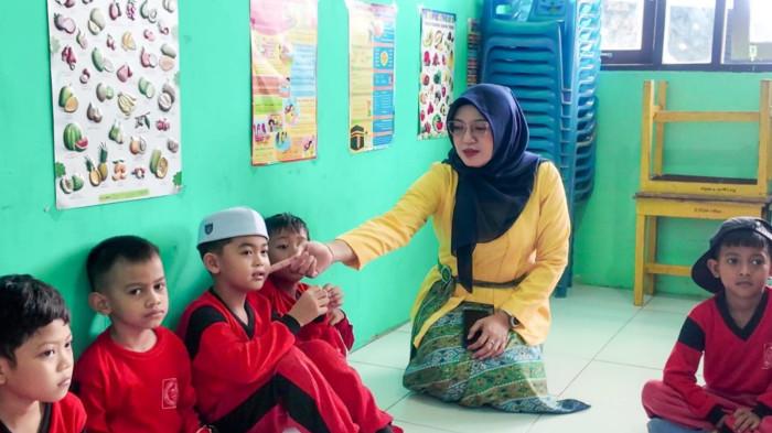 Momen hangat Srikandi Champion PLN UIP3B Kalimantan berbagi ilmu dan keceriaan bersama anak-anak, menumbuhkan semangat belajar sejak dini.