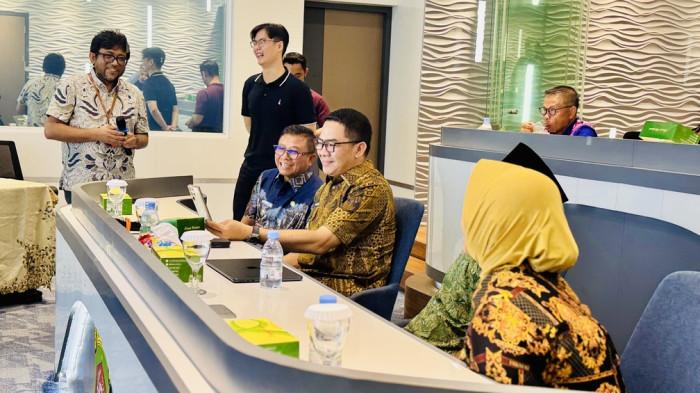 UJI WFH ASN - Wali Kota Samarinda Andi Harun menguji respons ASN melalui panggilan telepon dan video call WhatsApp saat pelaksanaan WFH, Jumat (24/4/2026). (TRIBUNKALTIM.CO/SINTYA ALFATIKA SARI)