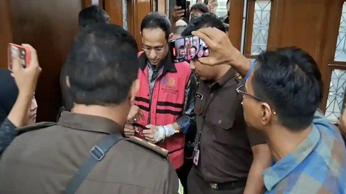 SIDANG CHROMEBOOK - Eks Mendikbudristek Nadiem Makarim, dalam sidang kasus dugaan korupsi pengadaan laptop Chromebook, di Pengadilan Tipikor Jakarta, Senin (4/5/2026). Nadiem mengenakan infus di tangan kiri saat menjalani sidang lanjutan kasus hukum yang menjeratnya.