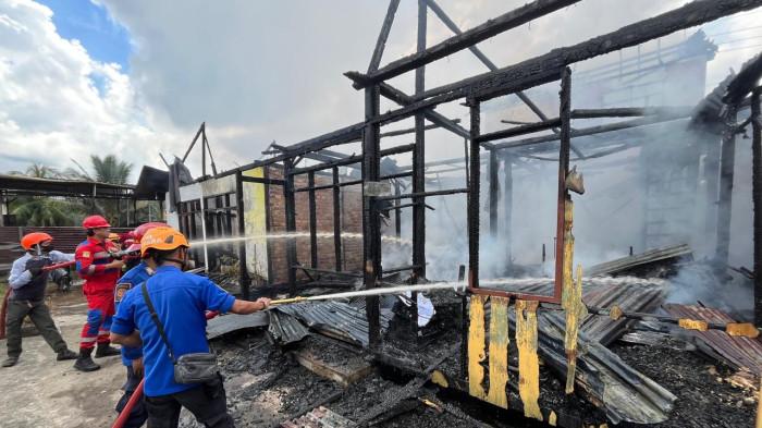 RUMAH WARGA TERBAKAR - Kebakaran hebat melanda kawasan permukiman warga di RT 07, Kelurahan Muara Rapak, Kecamatan Balikpapan Utara, Kota Balikpapan, Kalimantan Timur pada Kamis (7/5/2026) sekitar pukul 10.15 Wita. (TRIBUNKALTIM.CO/DWI ARDIANTO)
