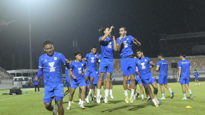 BIDIK TIGA POIN - Skuad Persib Bandung menjalani sesi official training jelang laga Super League melawan Persija Jakarta di Stadion Segiri, Samarinda, Kalimantan Timur, Sabtu (9/5/2026). Viking Borneo Samarinda optimistis Persib mampu meraih kemenangan dalam laga derby panas tersebut. (TRIBUNKALTIM.CO/NEVRIANTO HARDI PRASETYO)