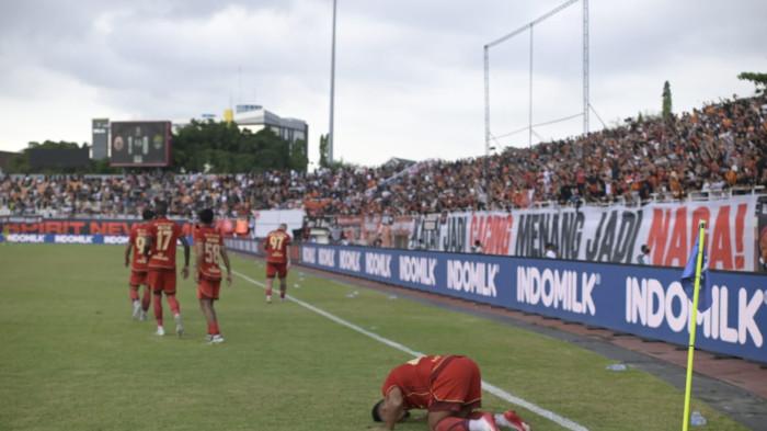 PERSIJA VS PERSIB - Pemain Persija Jakarta rayakan cetak gol ke kandang Persib Bandung. Derby antara Persija Jakarta kontra Persib Bandung berlangsung di Stadion Segiri Kota Samarinda, Kalimantan Timur, Minggu (10/5/2026) sore.