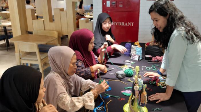 Kelas merajut yang dipandu oleh Bleu by Astrid, seluruh kegiatan dirancang untuk menghadirkan pengalaman belajar yang santai namun tetap berkualitas bersama para instruktur berpengalaman.