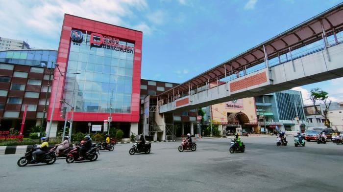 LIBUR SEKOLAH 2026 - Suasana pusat bisnis di pertigaan simpang tiga BC Plaza Balikpapan, Jalan Jenderal Sudirman, Kota Balikpapan, Kalimantan Timur terus menggeliat, ramai tidak pernah sepi, Rabu (13/5/2026) pagi. (TRIBUNKALTIM.CO/BUDI SUSILO)