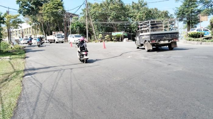 PERBAIKAN JALAN - Kondisi jalan longsor yang berada di Jalan Syarifuddin Yoes, Kelurahan Sepingan Baru, Kecamatan Balikpapan Selatan, Kota Balikpapan, Provinsi Kalimantan Timur Rabu (13/5/2026). Dinas Perhubungan (Dishub) Kota Balikpapan memberlakukan pengalihan arus lalu lintas sementara menyusul adanya pekerjaan perbaikan jalan akibat longsor. 