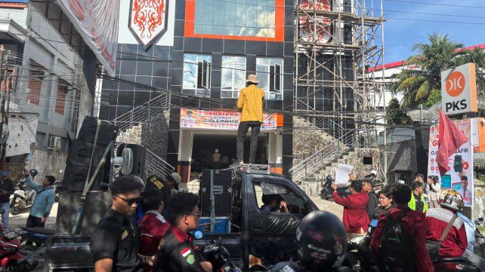 DEMO HAK ANGKET - Aliansi Rakyat Kaltim menggelar aksi konvoi besar-besaran dengan mendatangi sejumlah kantor Dewan Perwakilan Daerah (DPD) partai politik di Kota Samarinda untuk mengawal usulan hak angket DPRD Kaltim. (TRIBUNKALTIM.CO/GREGORIUS AGUNG SALMON)