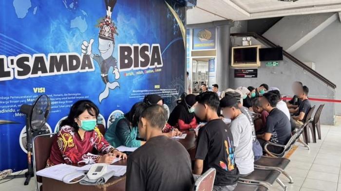 PENERIMAAN WBP BARU - Lembaga Pemasyarakatan (Lapas) Kelas IIA Samarinda kembali menerima pemindahan sebanyak 48 Warga Binaan Pemasyarakatan (WBP) baru dari Rutan Kelas IIA Samarinda dan Rutan Tanjung Redeb, Rabu (27/5/2026). Seluruh WBP menjalani pemeriksaan kesehatan dan masa pengenalan lingkungan sebelum masuk ke blok hunian umum. (HO/LAPAS KELAS IIA SAMARINDA)