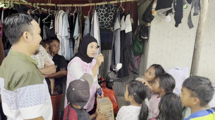 Srikandi PLN UP2B Kaltimra berinteraksi dan menyerahkan bantuan secara langsung kepada warga Kampung Buton, Balikpapan, dalam kegiatan sosial yang mempererat hubungan PLN dengan masyarakat di sekitar infrastruktur transmisi listrik.