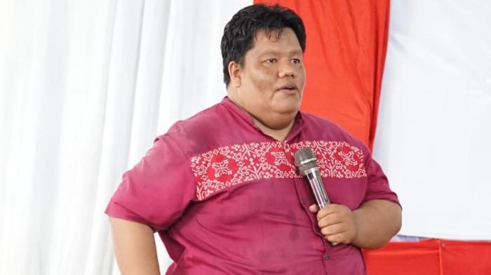 SUKSES TURUNKAN OBESITAS - Bahar Mahmud, pria obesitas yang berhasil turunkan berat badan 62 kg selama enam bulan saat diwawancarai media. Bahar mulai serius menurunkan berat badan setelah mengetahui kadar gula darah dan tekanan darahnya berada di level berbahaya serta berisiko memicu komplikasi serius.(HO/PRIBADI)